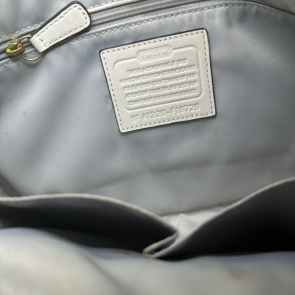 Coach Cream Leather Shoulder Bag with Gold Accents - Picture 3 of 8